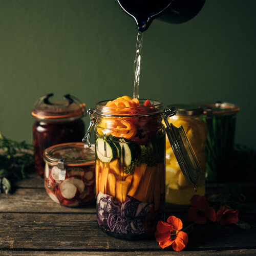Gemüse zum Fermentieren: Karotten, Zucchini und Rotkohl im Bügelglas werden mit Lake übergossen