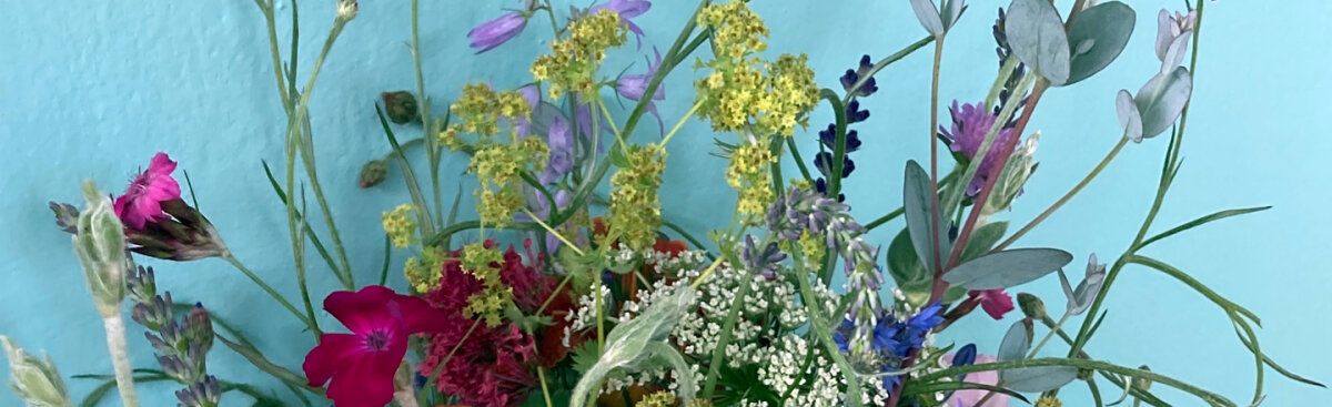 Feuer, Blüten, Kräuterduft – Feiere die Magie der Mittsommernacht - Feuer, Blüten, Kräuterduft – Feiere die Magie der Mittsommernacht