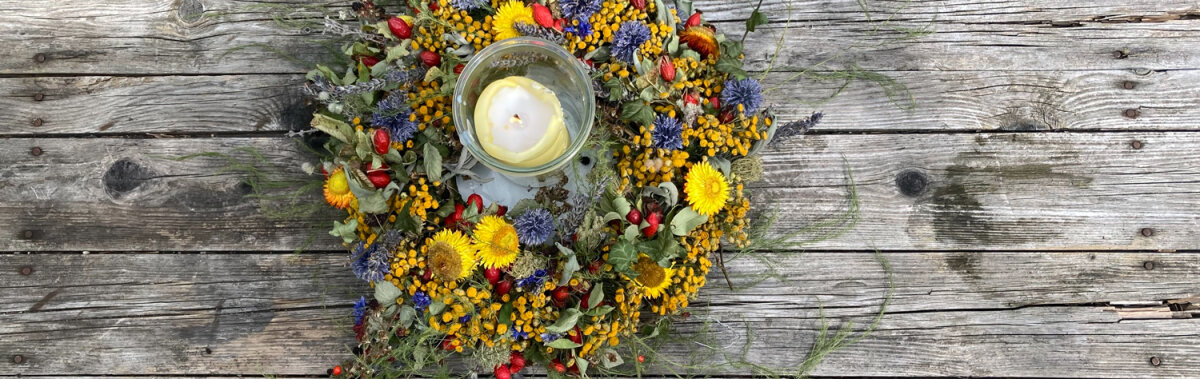 Anleitung: Einen bunten Herbstkranz selber binden – aus Garten, Wiese und Wald - Herbstkranz selber binden – Anleitung mit Naturmaterialien