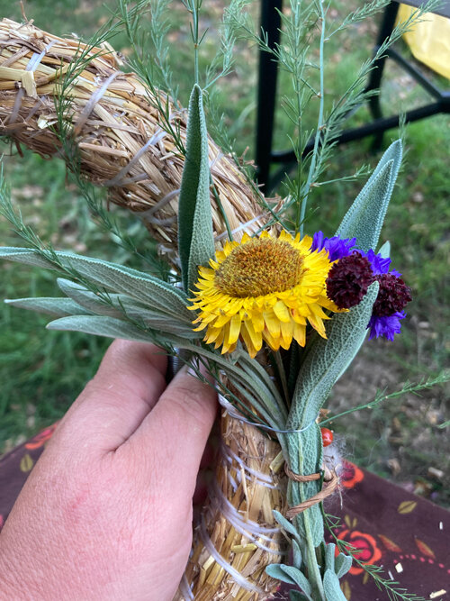 Der erste Schritt beim Kranzbinden