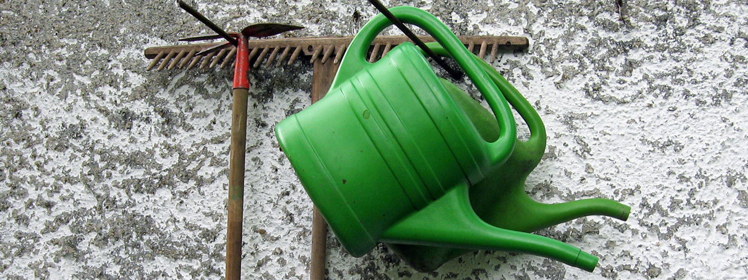 Giesskannen sind fuer die Bewaesserung bereit