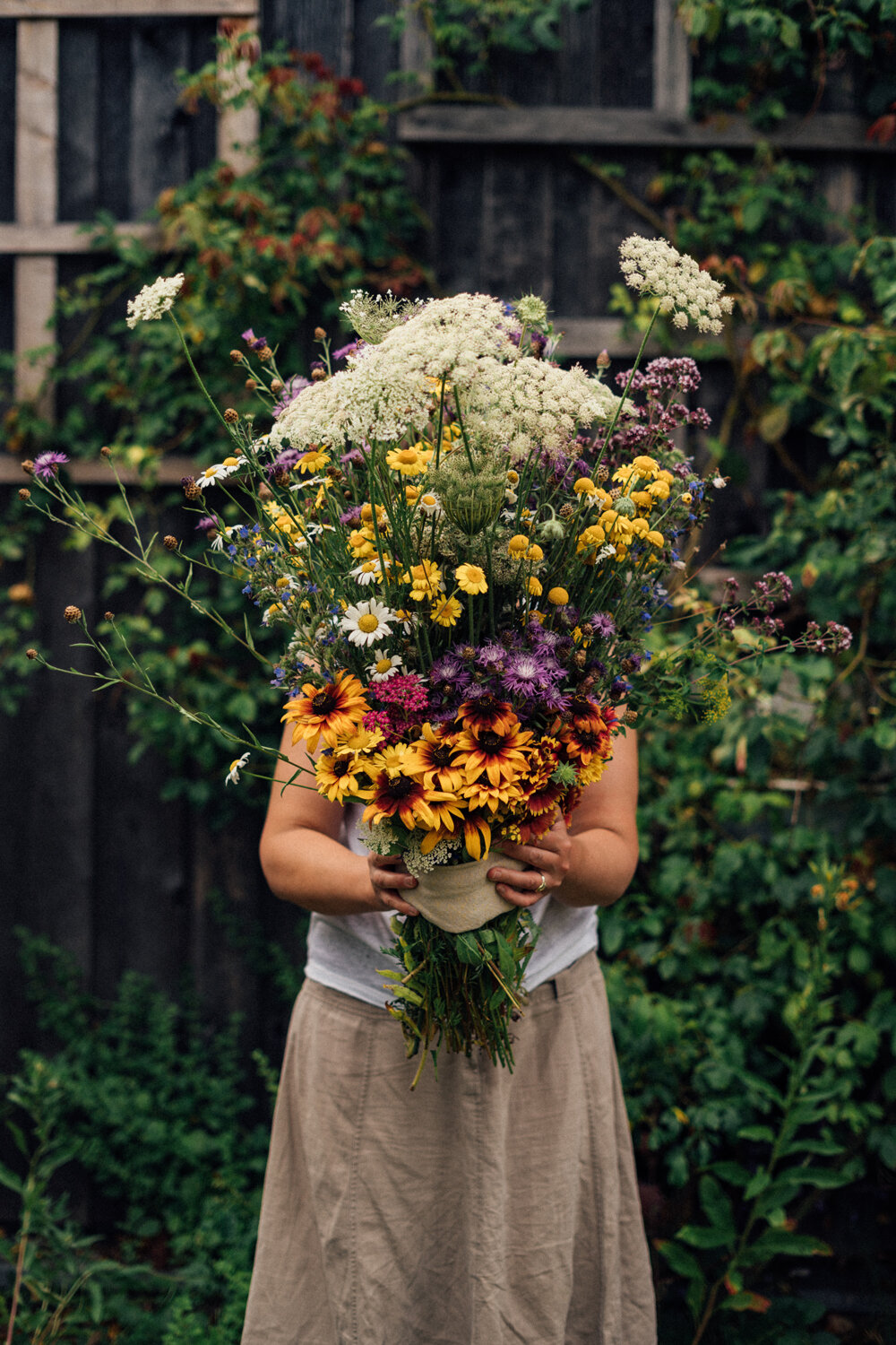 Frau mit grossem selbstgemachten Wildmlumenstrauss