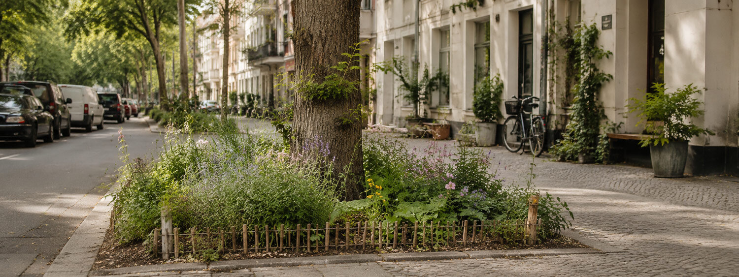 Von Anwohnern bepflanztes Stadtbeet unter einem Straßenbaum
