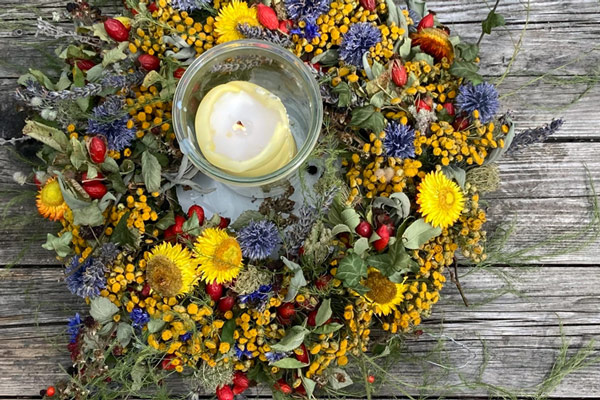 Anleitung: Einen bunten Herbstkranz selber binden – aus Garten und Wald  Blogpost Illustration